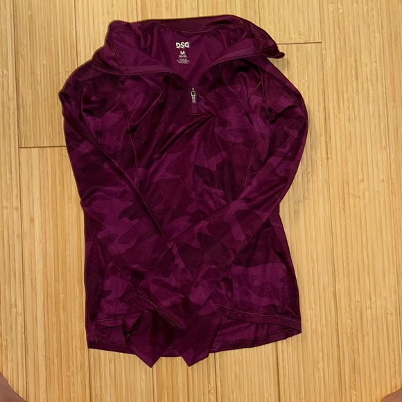 maroon athelitc long sleeve shirt with small zipper - Picture 2 of 2